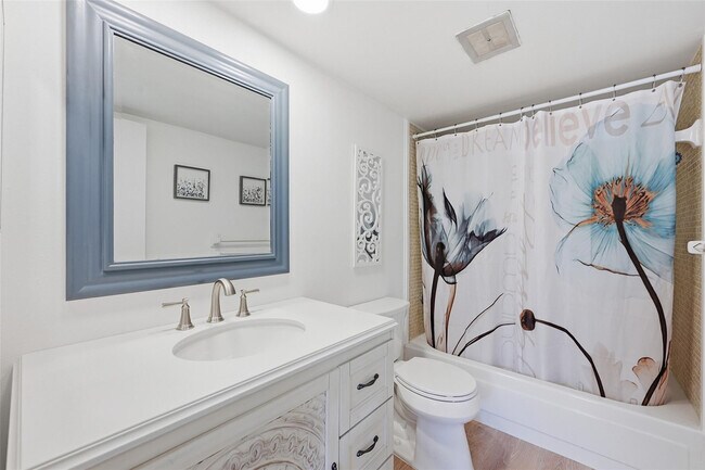 Building Photo - 801 NE 18th Ct