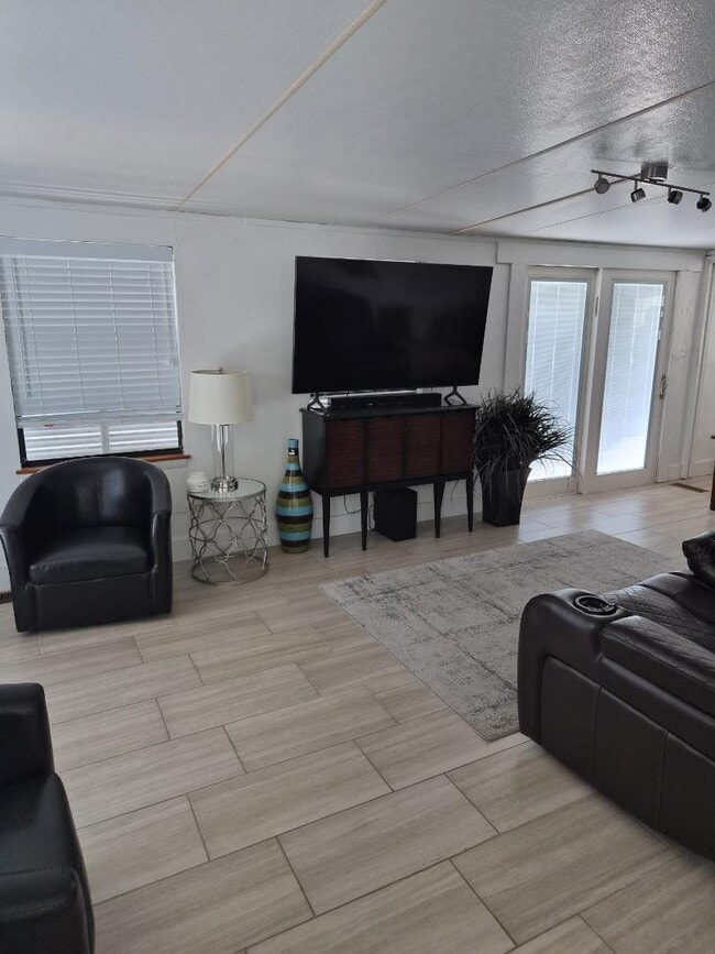 Building Photo - 55 Boca Chica Rd