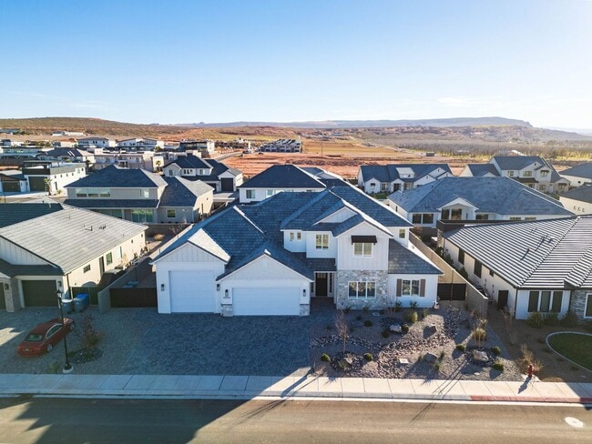 Building Photo - 6 bed / 4 bath / 3 car garage custom home in Pecan Valley