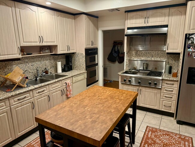 Building Photo - 1140 Alta Loma Rd