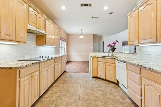 Building Photo - 2036 Camelot Dr