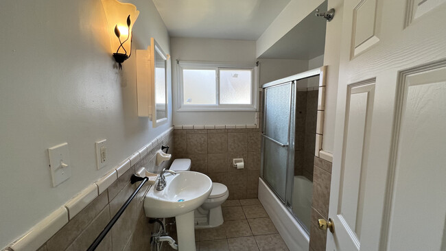 Main floor full bathroom - 19229 Appleton St