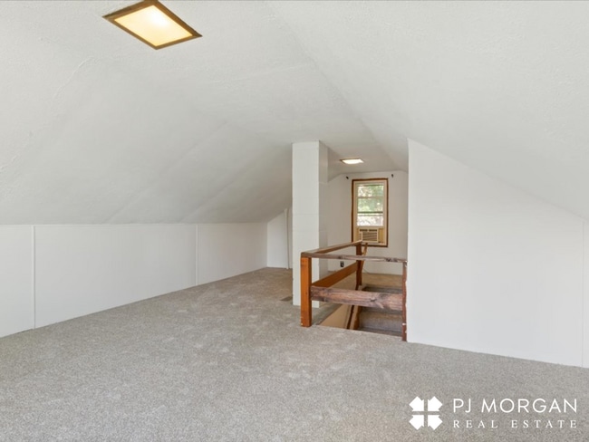 Building Photo - 3 bedroom , 2 bathroom House - Recently Up...