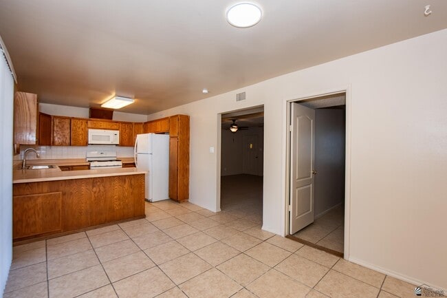 Building Photo - 2645 S Nogales Ave