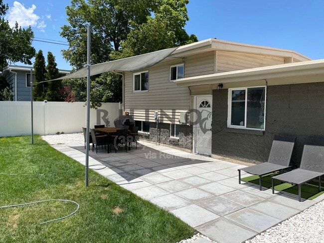 Building Photo - 1993 Champagne Ave