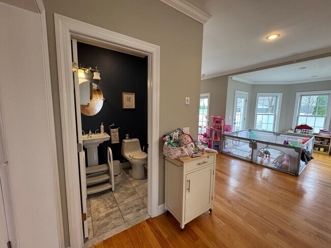 Building Photo - Waltham 3 bed 2.5 Bath