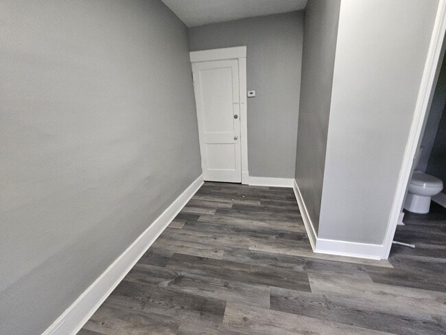 Building Photo - Fully updated 1 bedroom 1 bath apartment f...