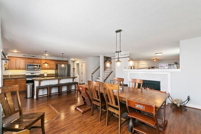Building Photo - 5 Bedroom Home in Red Feather Estates - Me...