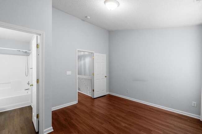 Building Photo - Charming 2-Bedroom Townhome in Prime Locat...