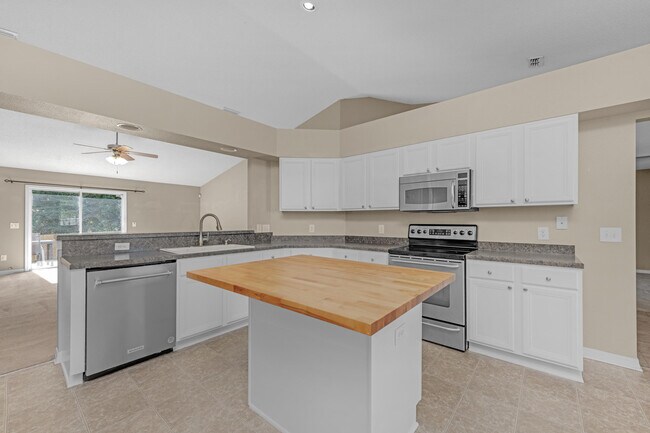 Building Photo - 1484 Longbranch Dr