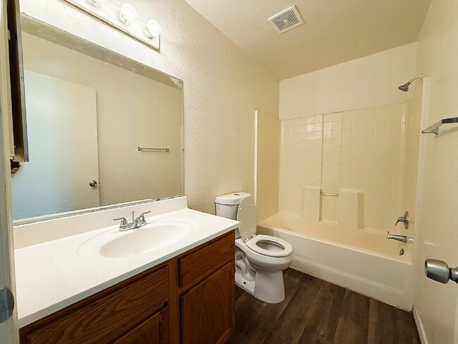 Building Photo - "Spacious 4-Bedroom Townhouse in Prime Phoenix Location – Quiet and Move-in ready!"