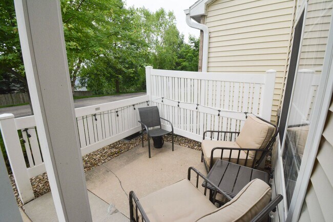 Building Photo - Stunningly Update 2 bed 1.5 bath Townhome ...