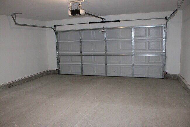 Building Photo - 520 Carriage Ct