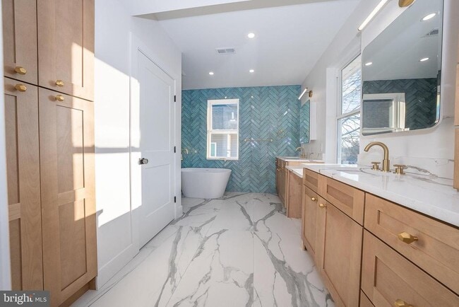 Building Photo - 314 N Essex Ave