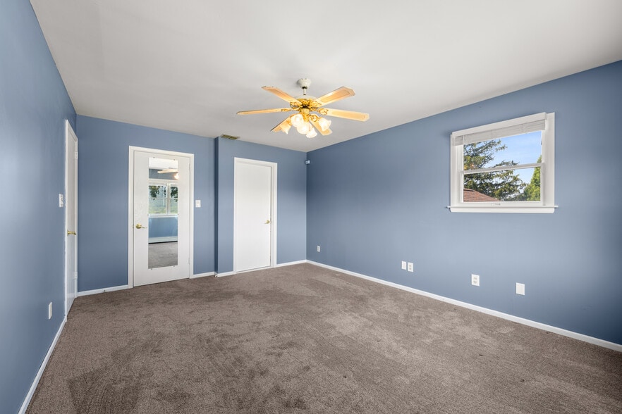 Building Photo - 3250 Vista Dr