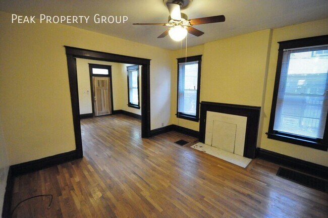 Building Photo - 2074-2078 Summit Street-2078 Summit Street- 4 bedroom