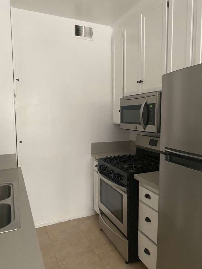 Building Photo - 930 S Venice Blvd