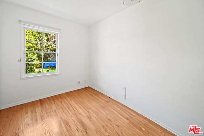 Building Photo - 2124 Hillsboro Ave