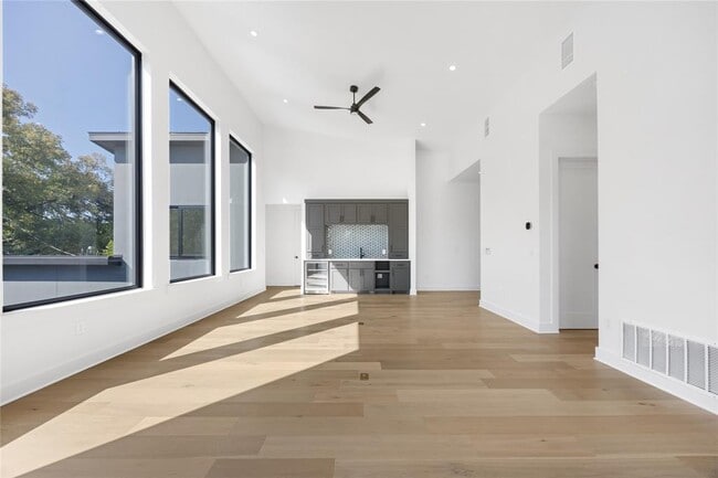 Building Photo - 2905 Westhill Dr