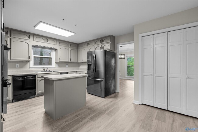 Building Photo - 1305 Hiwan Trail SE
