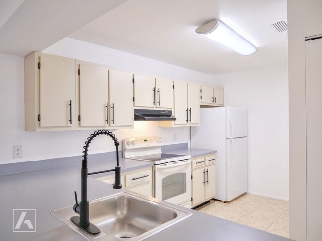 Building Photo - Beautiful 2 Bed 2 Bath Condo Located in Ca...