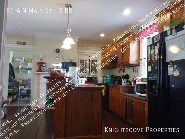 Building Photo - Beautiful, large historic home with origin...