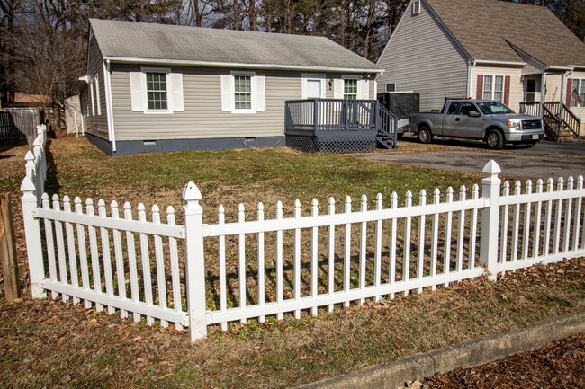 Building Photo - 822 Winnetka Ave