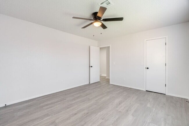 Building Photo - 11715 N Francis Ave