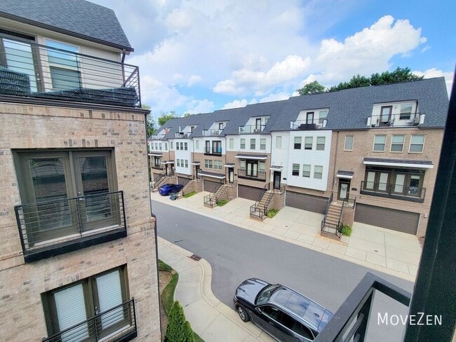 Building Photo - 15041 New Amsterdam Ln