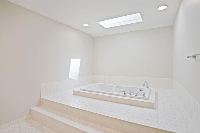 Building Photo - Magnificent 5 Bedroom, 4.5 Bathroom Bethes...