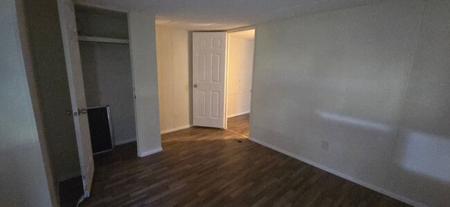 Building Photo - Model: Crown