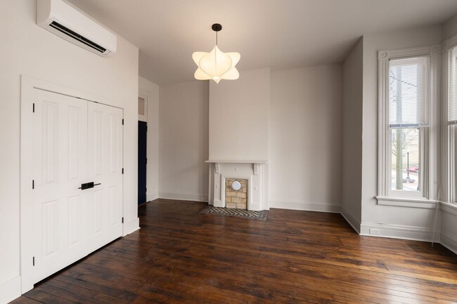 Building Photo - Cozy Urban Studio
