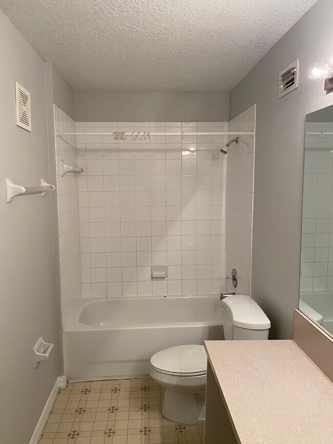 Building Photo - 613 Coconut Palm Way