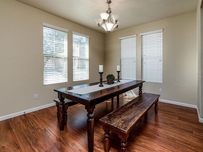 Building Photo - Beautiful Enclave updated unit!
