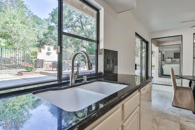 Building Photo - 270 Fox Hills Dr
