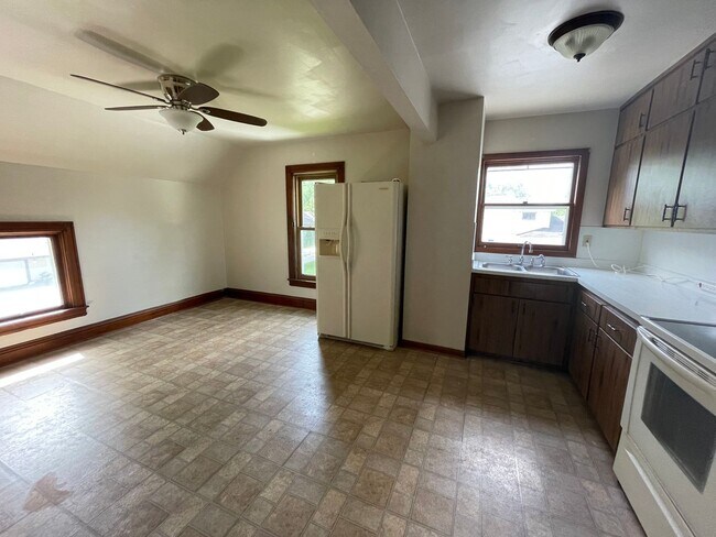 Building Photo - 206 Oak St