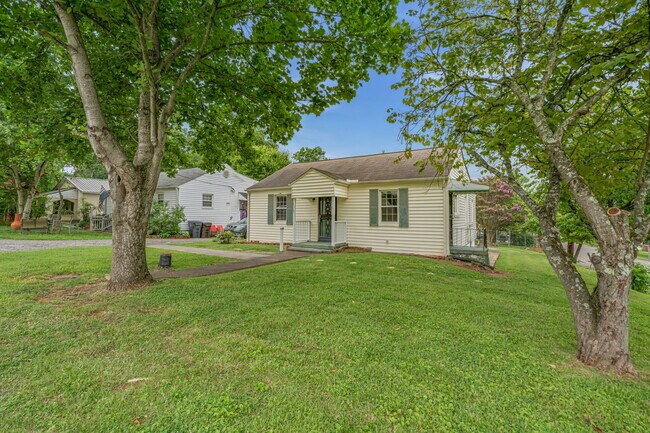 Building Photo - 1315 E Red Bud Rd