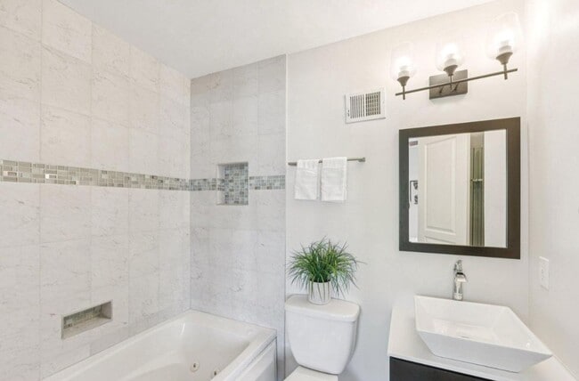 Building Photo - Large Sunny Eckington Three Bed/Three Bath Interior Rowhouse Condo Home