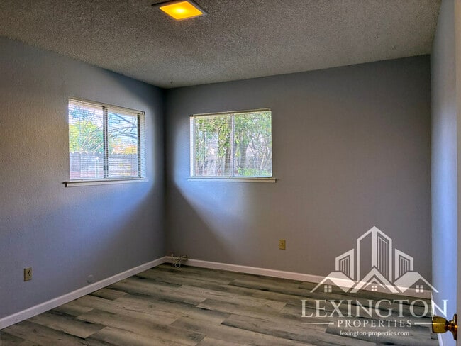 Building Photo - Charming 2BD/1.5BA Sacramento Home, near J...