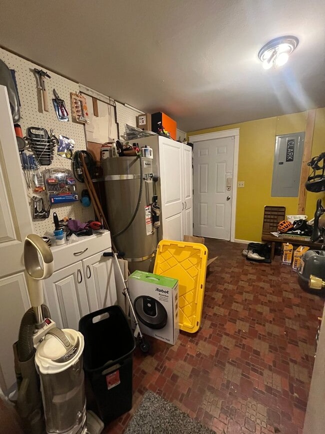 Building Photo - 4-Bedroom 3-Bathroom Home in Springfield