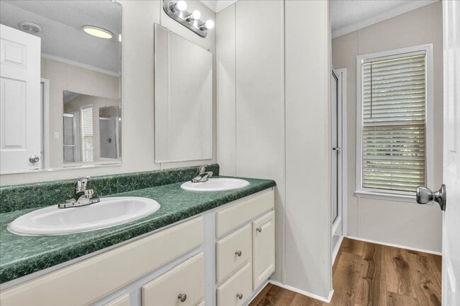 Building Photo - 2 Bedroom 2 Bathroom Home
