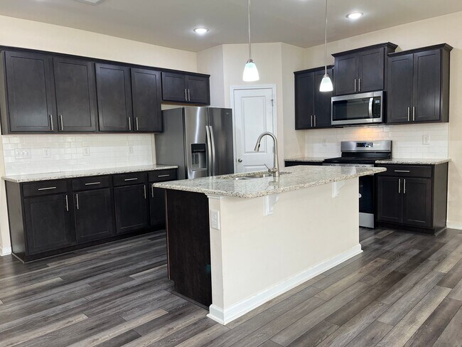 Building Photo - AMAZING LOCATION, Fantastic 4 Bed Home, In...