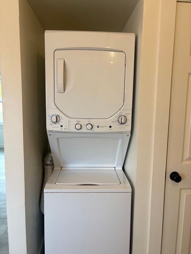 Building Photo - 2 Bedroom Across From McFerrin Park