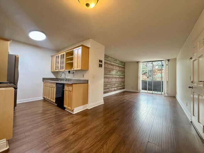 Building Photo - Location! Location! 1 Bedroom Condo in Mis...