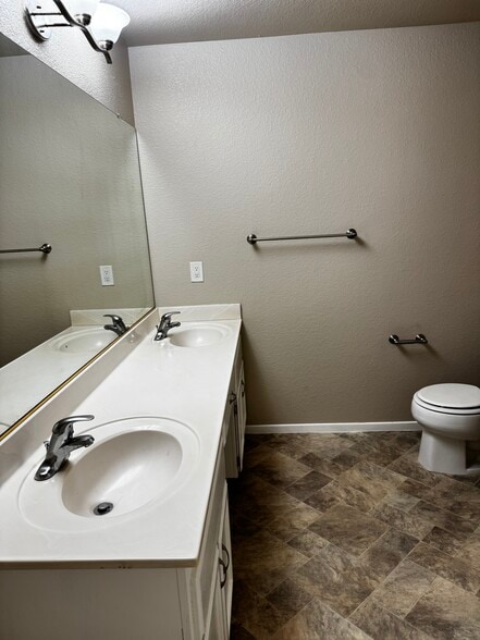 2nd bath - 2251 Wigwam Pky