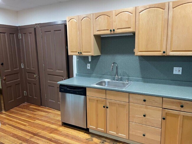 Kitchen - 317 W Barnard St