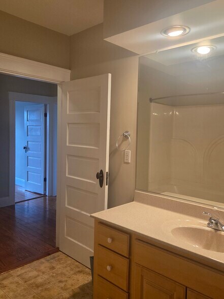 Full bath - 27 Granite St