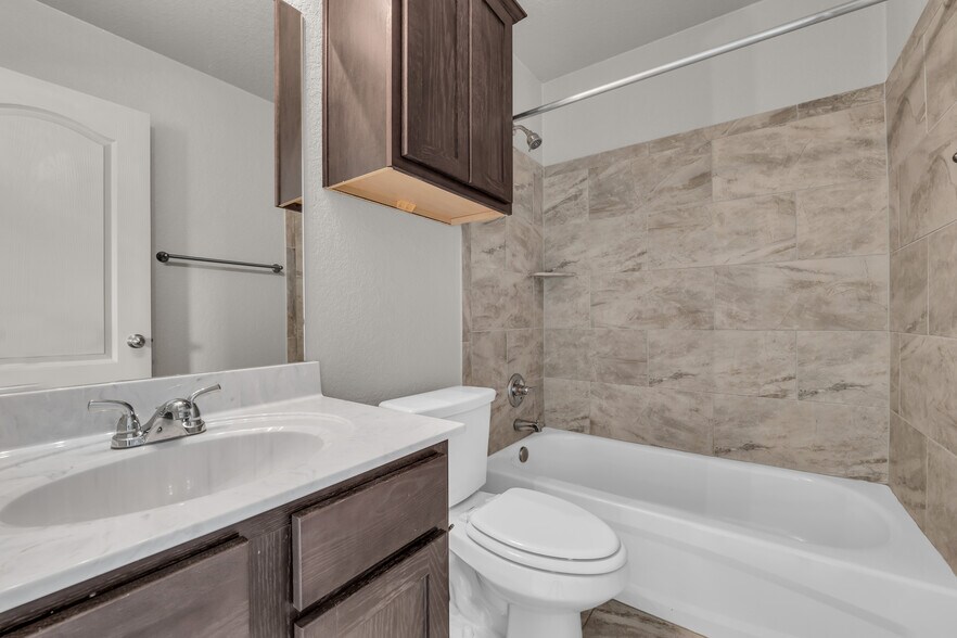 Bathroom 2 with tile surround and storage - 609 Lost Trl