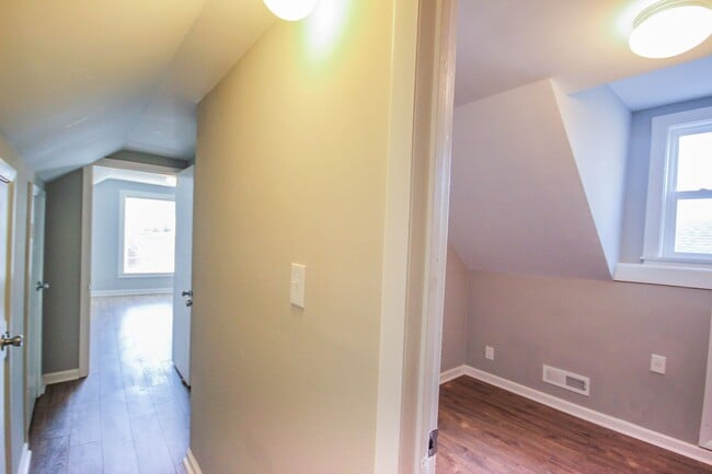 Building Photo - 2 Bedroom in the Heart of Highland Park! Parking included!