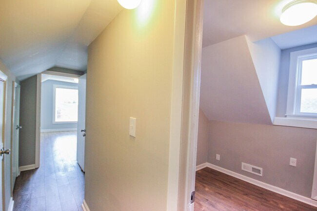 Building Photo - Highland Park Living with Private Deck & Updated 2BR Near Downtown Chattanooga